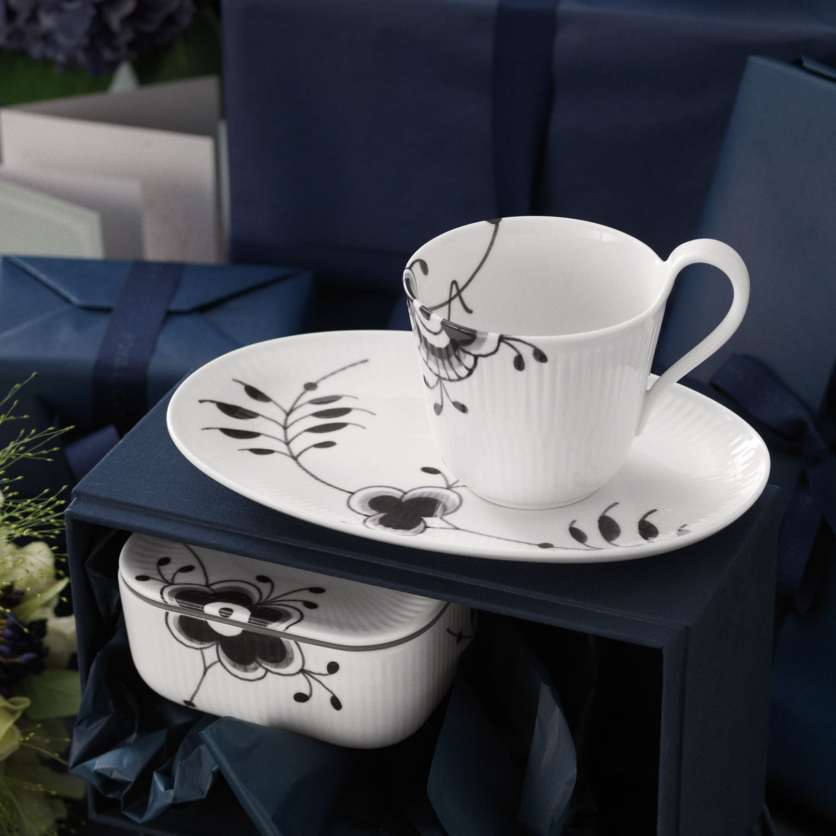 Black Fluted Mega High Handle Cup, 33 cl