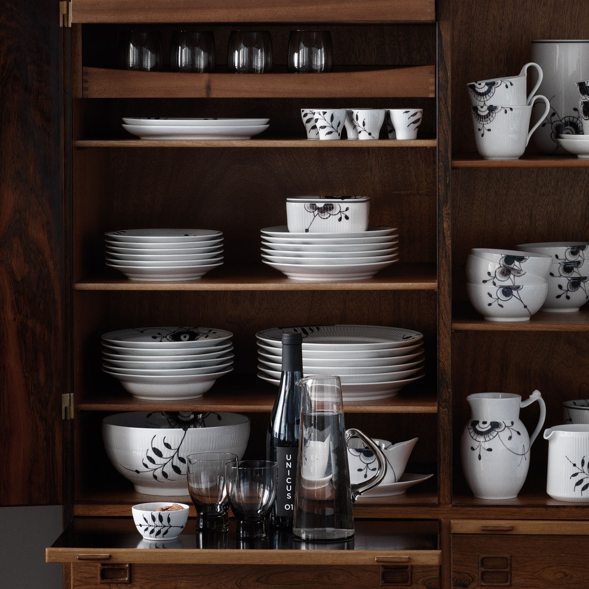 Sort Mega Riflet højhankskop og underkop, 24 cl - Black Fluted Mega High Handle Cup and Saucer, 24 cl