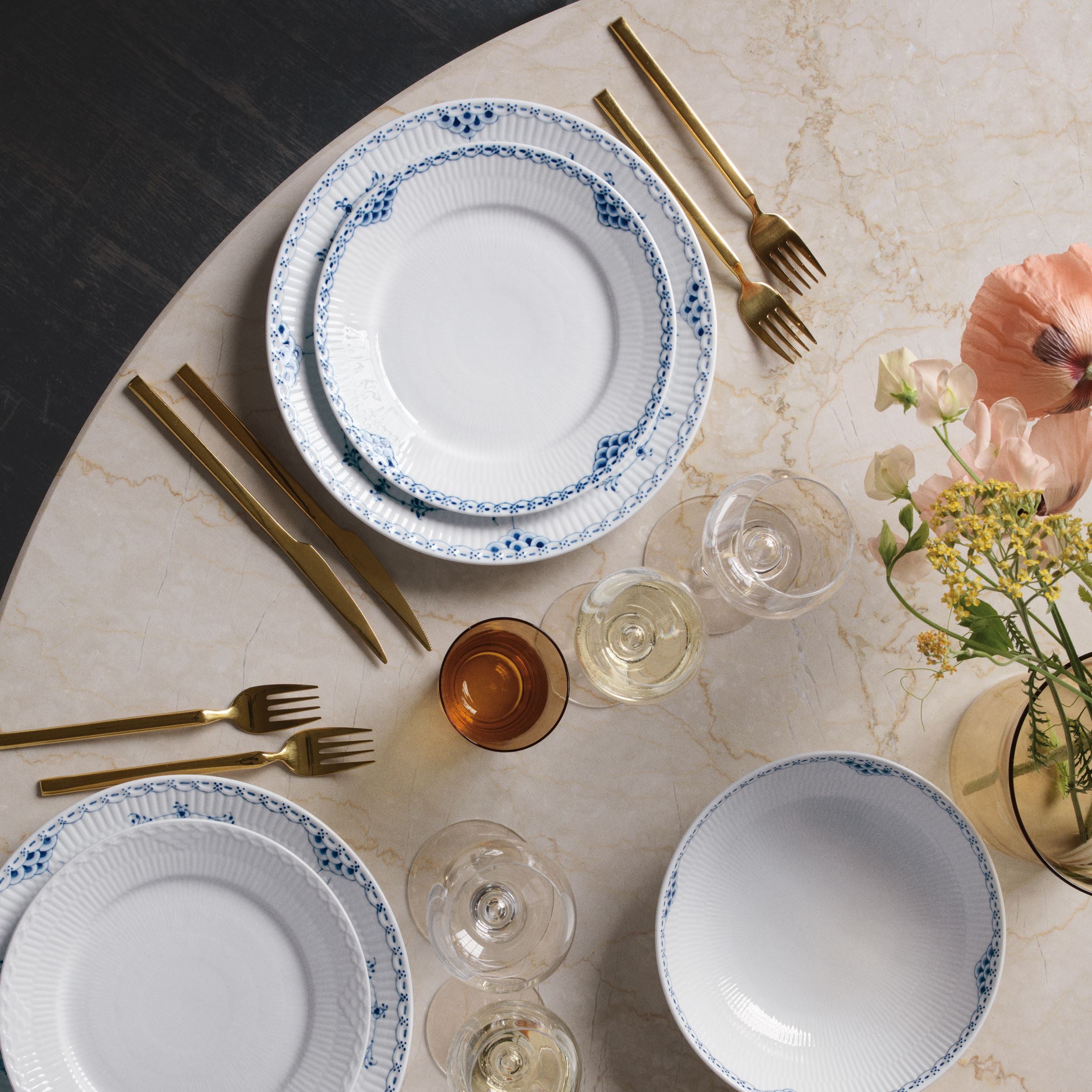 ロイヤルコペンハーゲン2023 Blue Fluted Half Lace Plate, 27 cm | Royal Copenhagen
