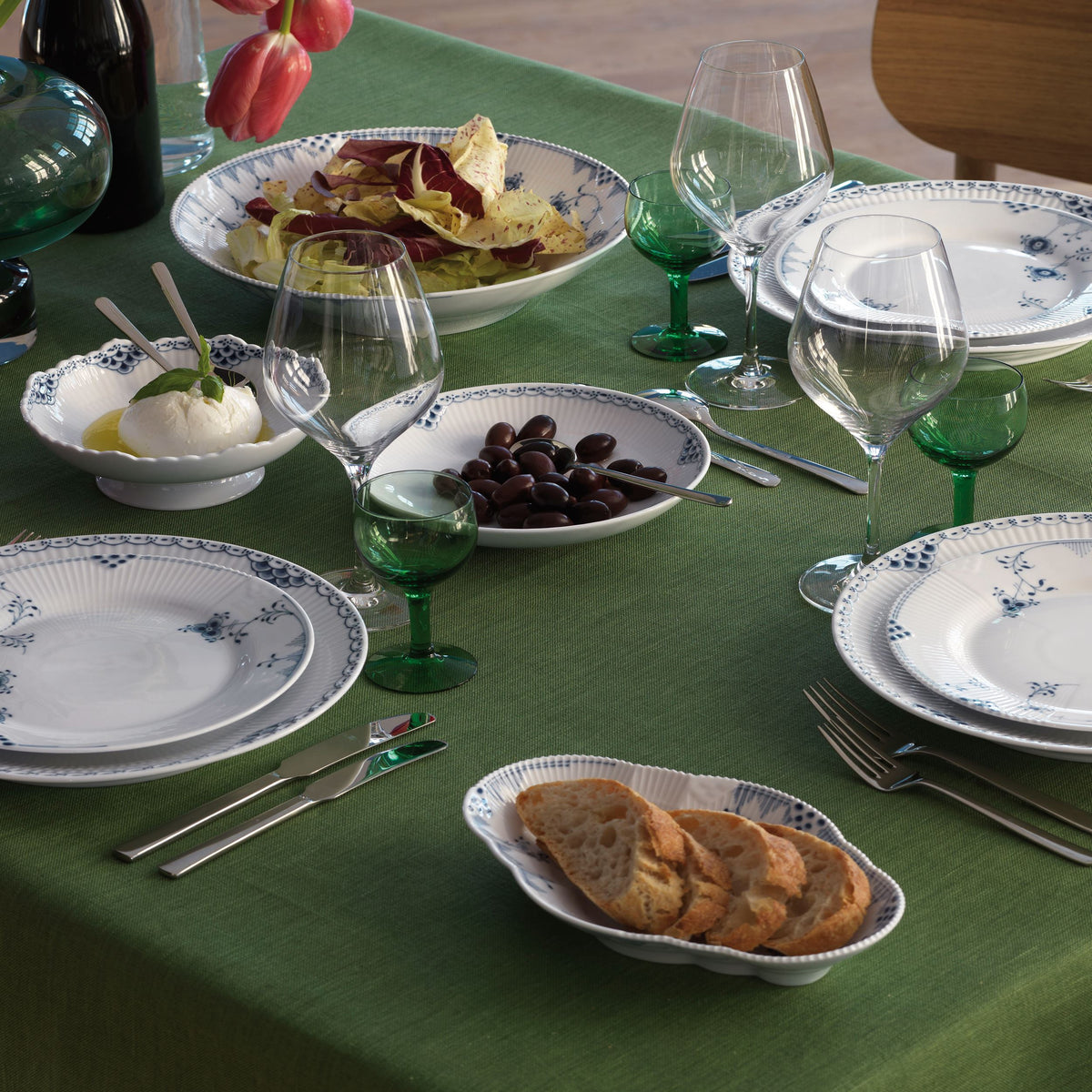 Prinsesse tallerken, 27 cm, 2 stk. - Princess and Blue Elements plates on a green tablecloth