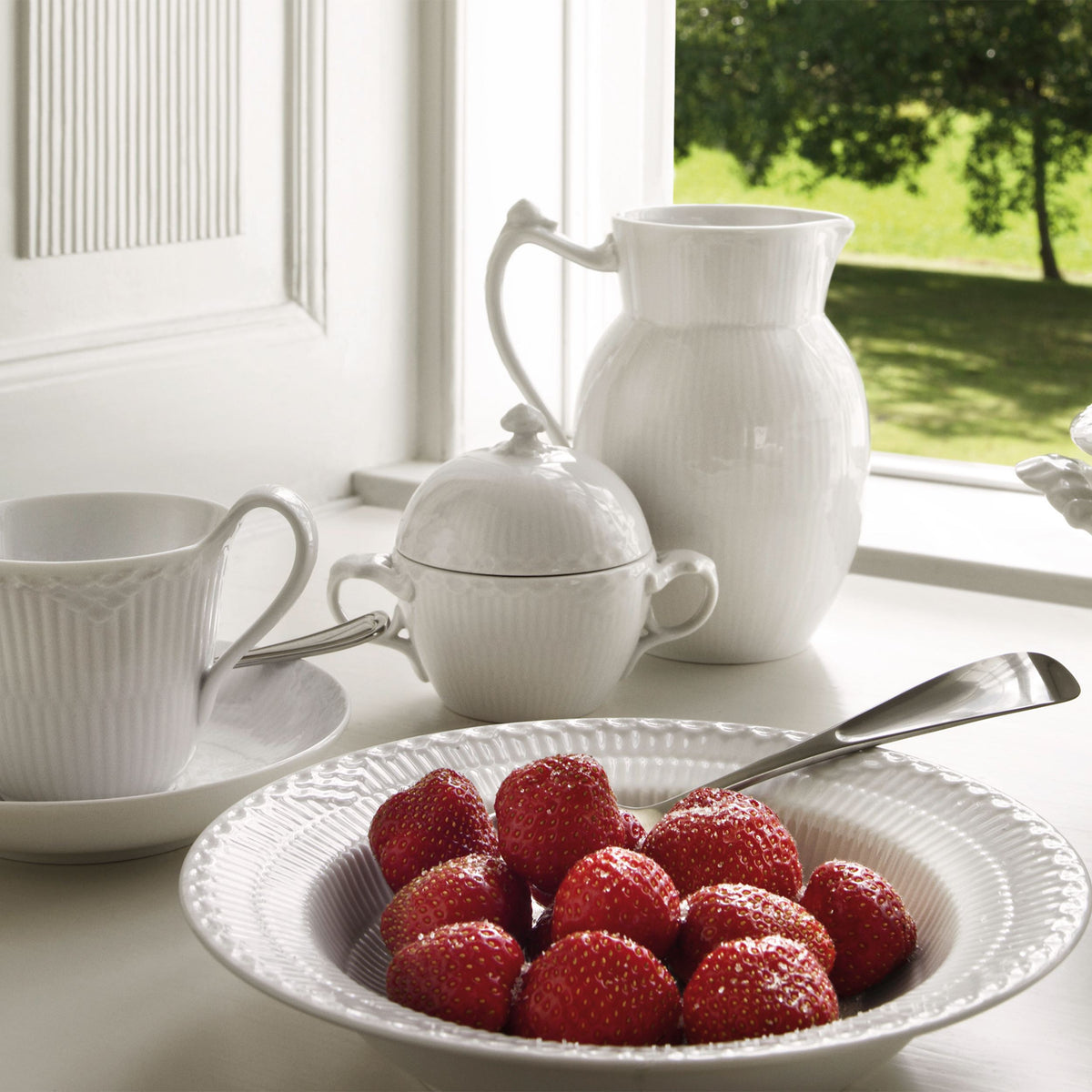 Hvid Halvblonde højhankskop og underkop, 24 cl - White Fluted Half Lace High Handle Cup and Saucer, 24 cl