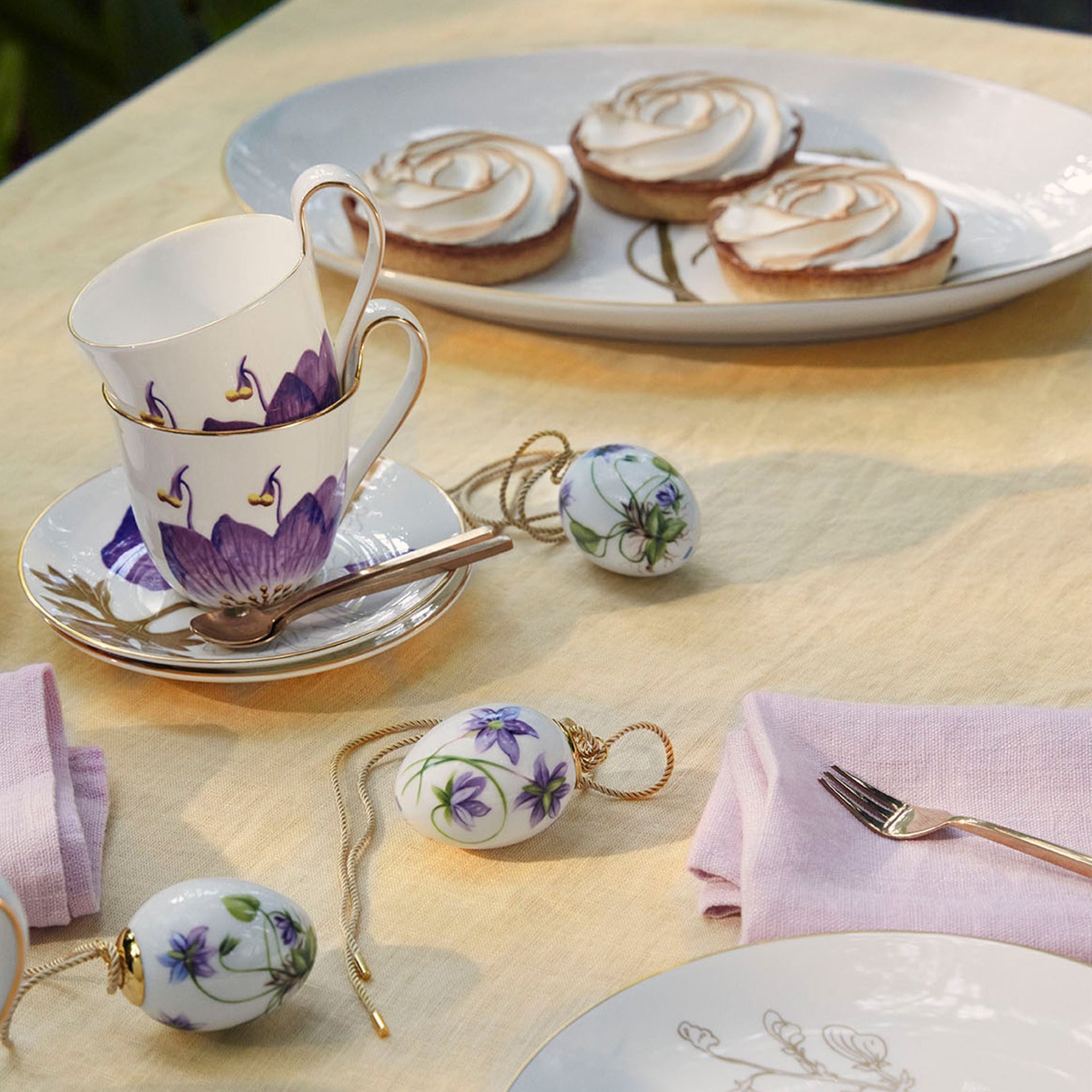 Flora højhankskop og underkop, Stedmoderblomst, 27 cl - Flora High Handle Cup and Saucer, Pansy, 27 cl