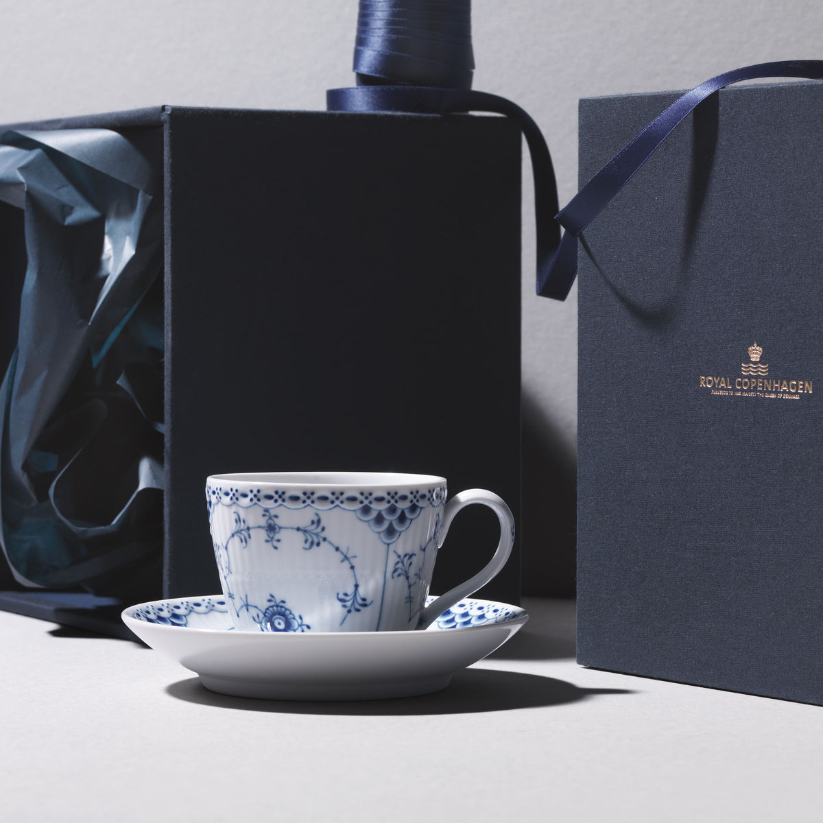 Musselmalet Halvblonde kop og underkop, 20 cl - Blue Fluted Half Lace Cup and Saucer, 20 cl