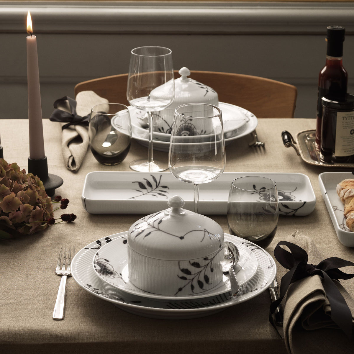 Black Fluted Mega Dish, 24 cm