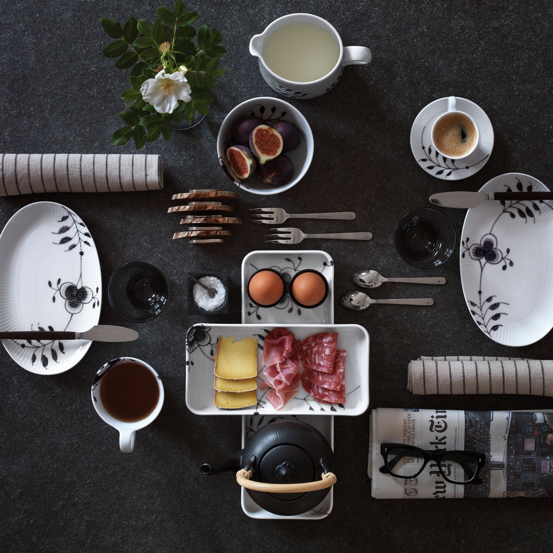 Black Fluted Mega Assiette, 23.5 cm