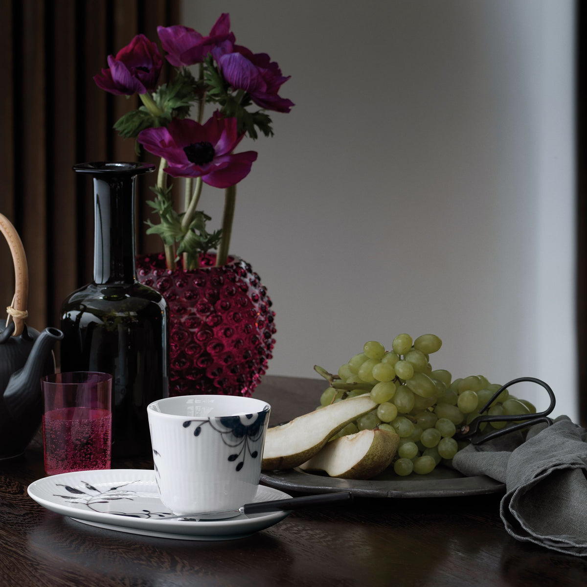 Black Fluted Mega Assiette, 23.5 cm