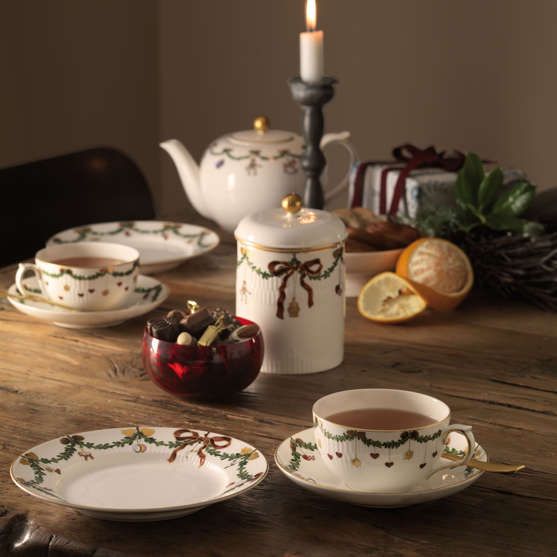 Stjerne Riflet Jul krukke med låg, 16 cm - Star Fluted Christmas Jar with Lid, 16 cm