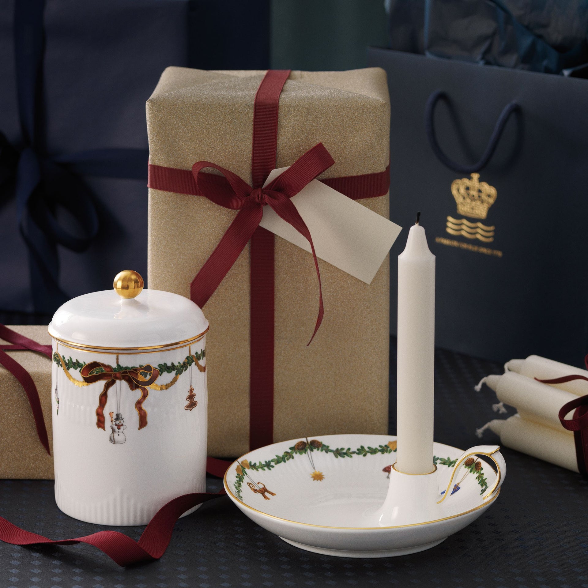 Stjerne Riflet Jul krukke med låg, 16 cm - Star Fluted Christmas Jar with Lid, 16 cm