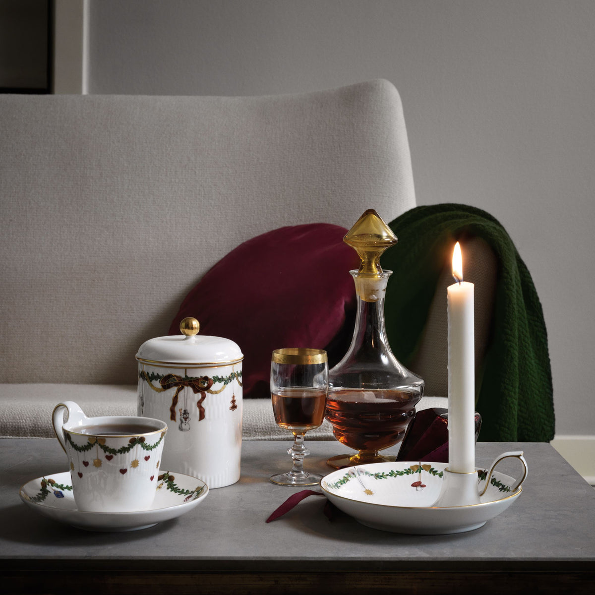 Stjerne Riflet Jul krukke med låg, 16 cm - Star Fluted Christmas Jar with Lid, 16 cm