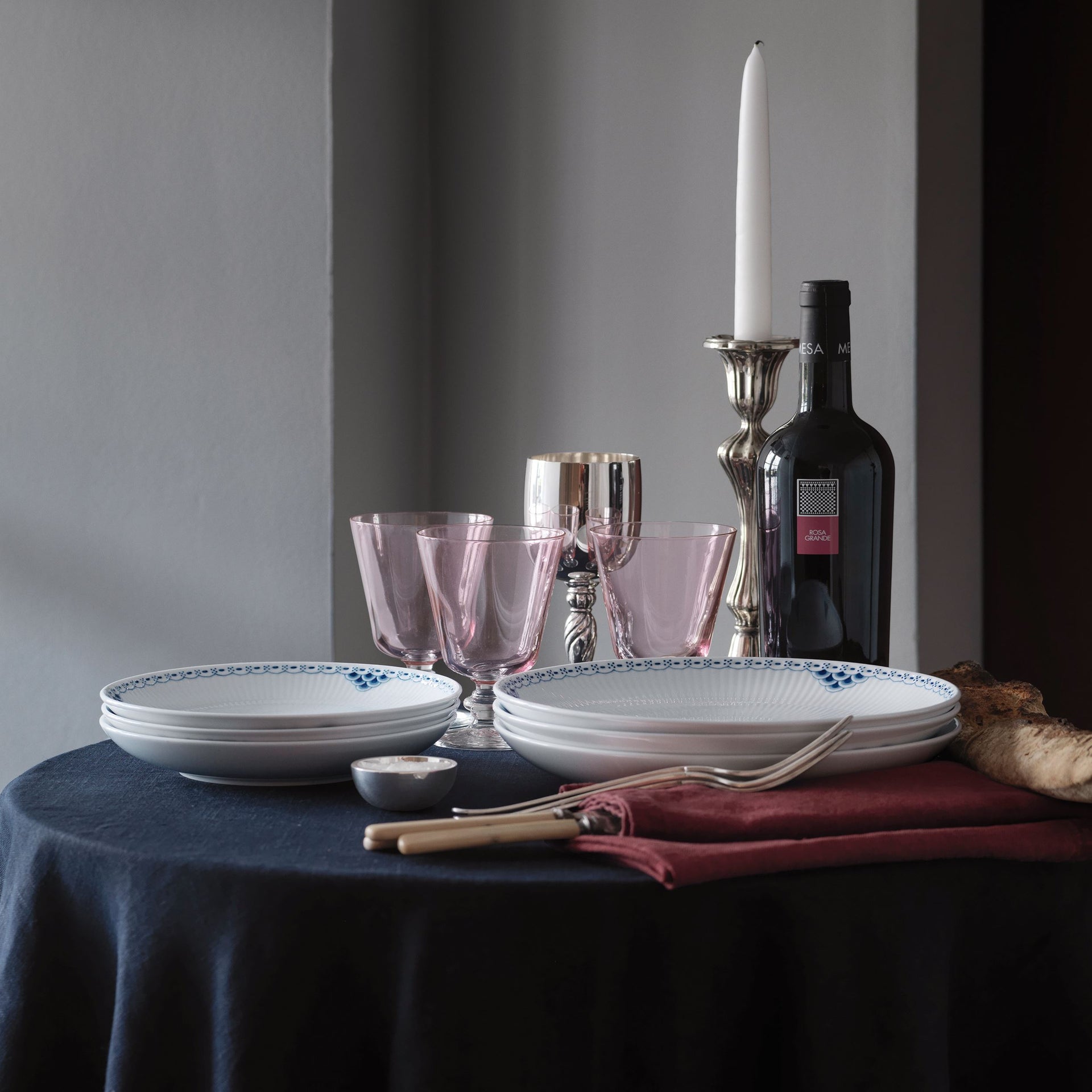 Prinsesse tallerken coupe, 20 cm - Princess plates and dishes on a serving table
