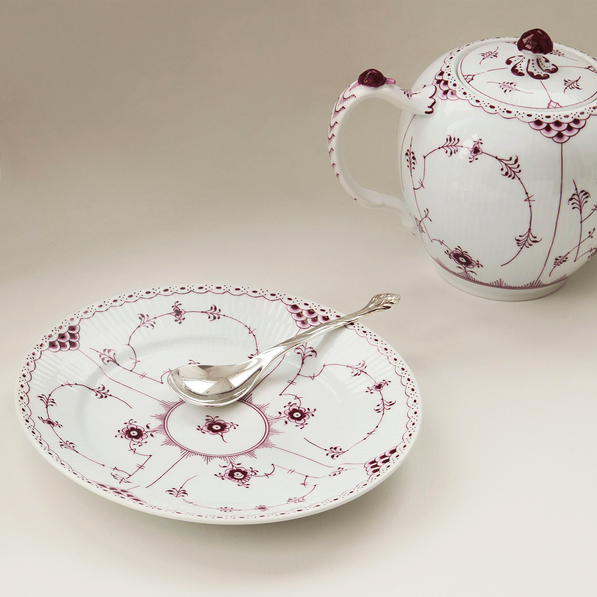 Purpur Musselmalet Halvblonde tekande, 100 cl - Purpur Fluted Half Lace Teapot, 100 cl