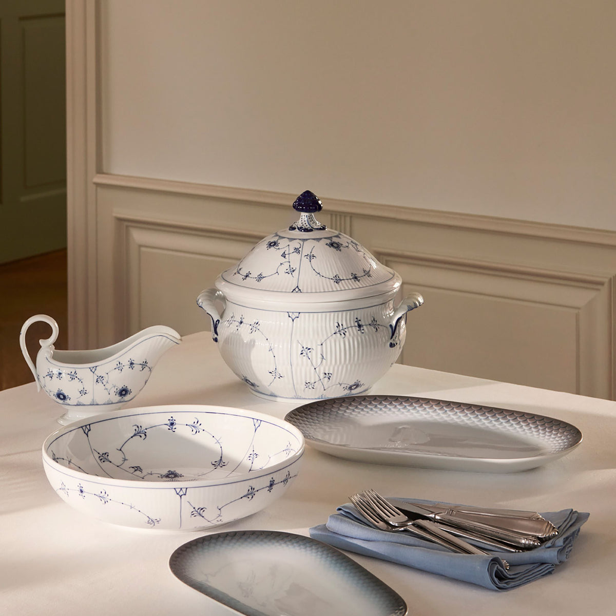 Blue Fluted Plain Tureen with Lid, 460 cl