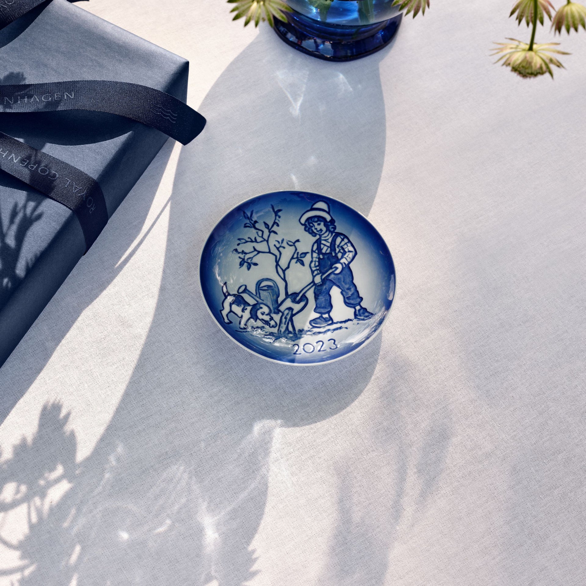 Bing & Grøndahl Children's Day Plate 2023, The Gardener's Little Helper, 13 cm