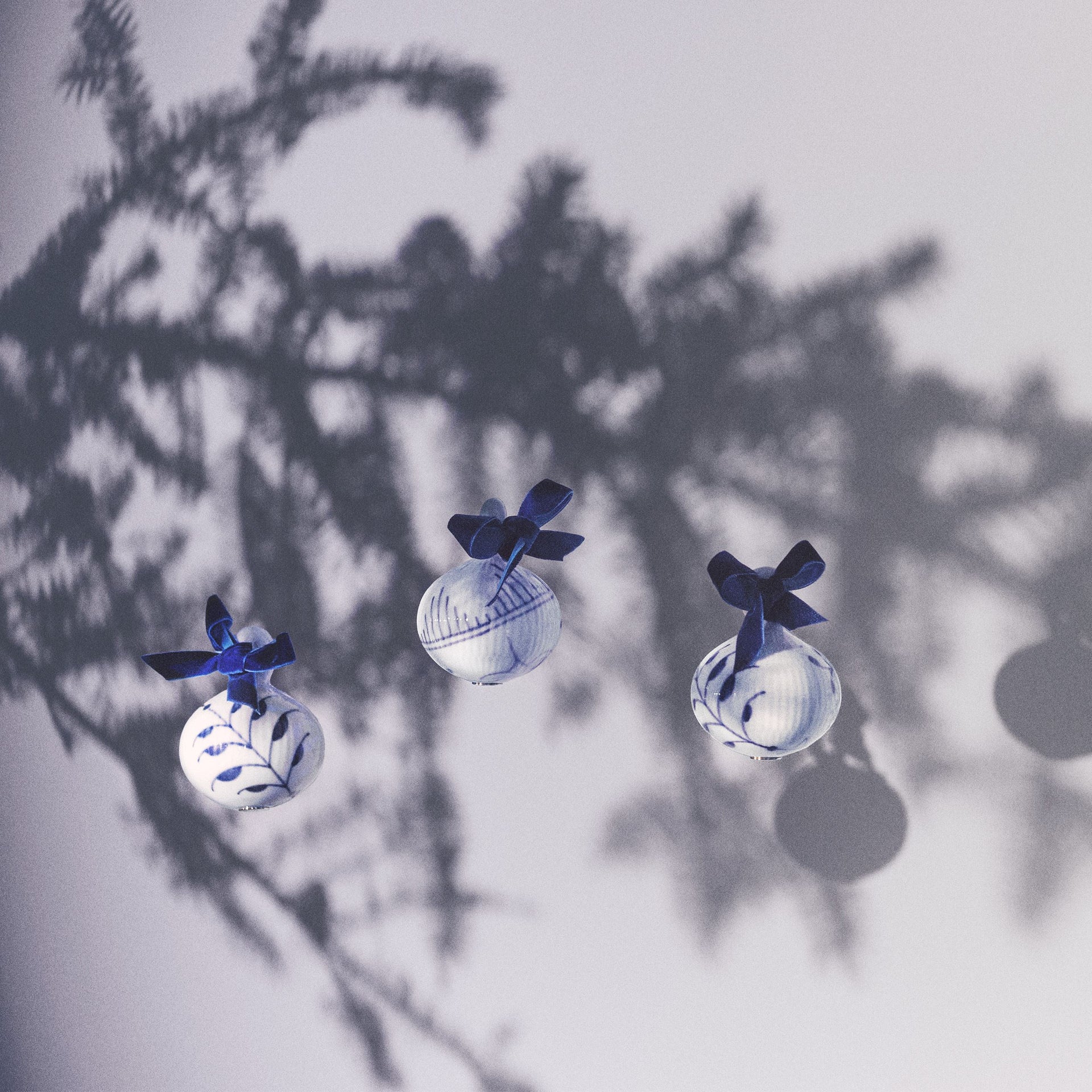 Blå Mega Riflet julekugle, 9,5 cm, 2 stk. - Blue Mega Christmas Bauble, 9.5 cm, 2 pcs