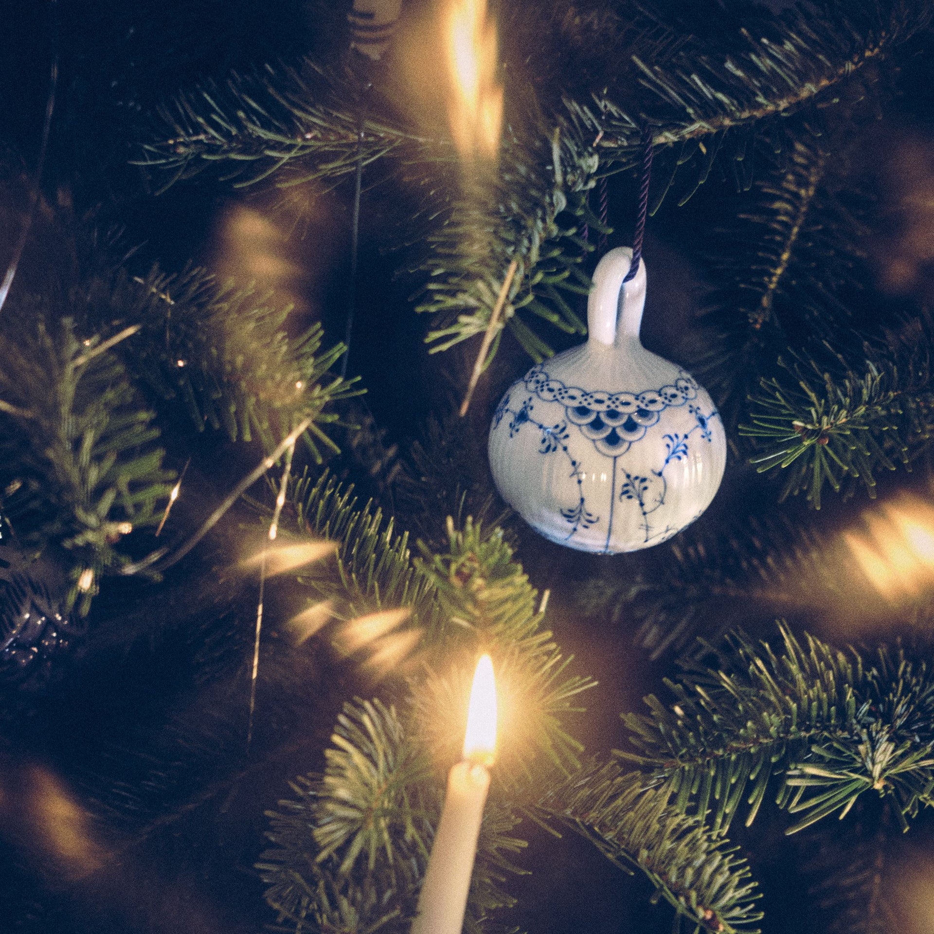 Musselmalet Halvblonde julekugle, 9,5 cm - Blue Origin Half Lace Christmas Bauble, 9.5 cm