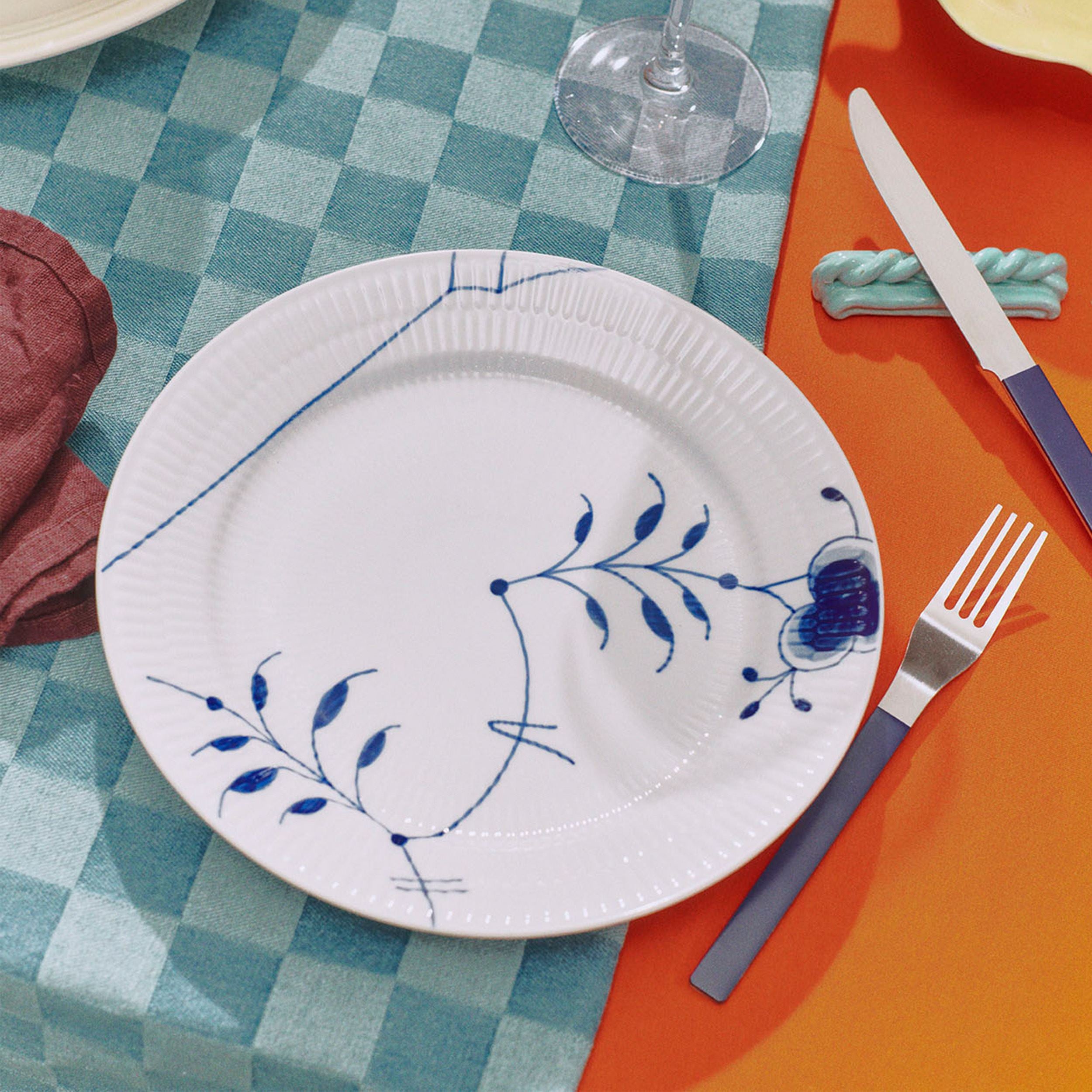 Blue Fluted Mega Plate, Decoration 9, 27 cm | Royal Copenhagen