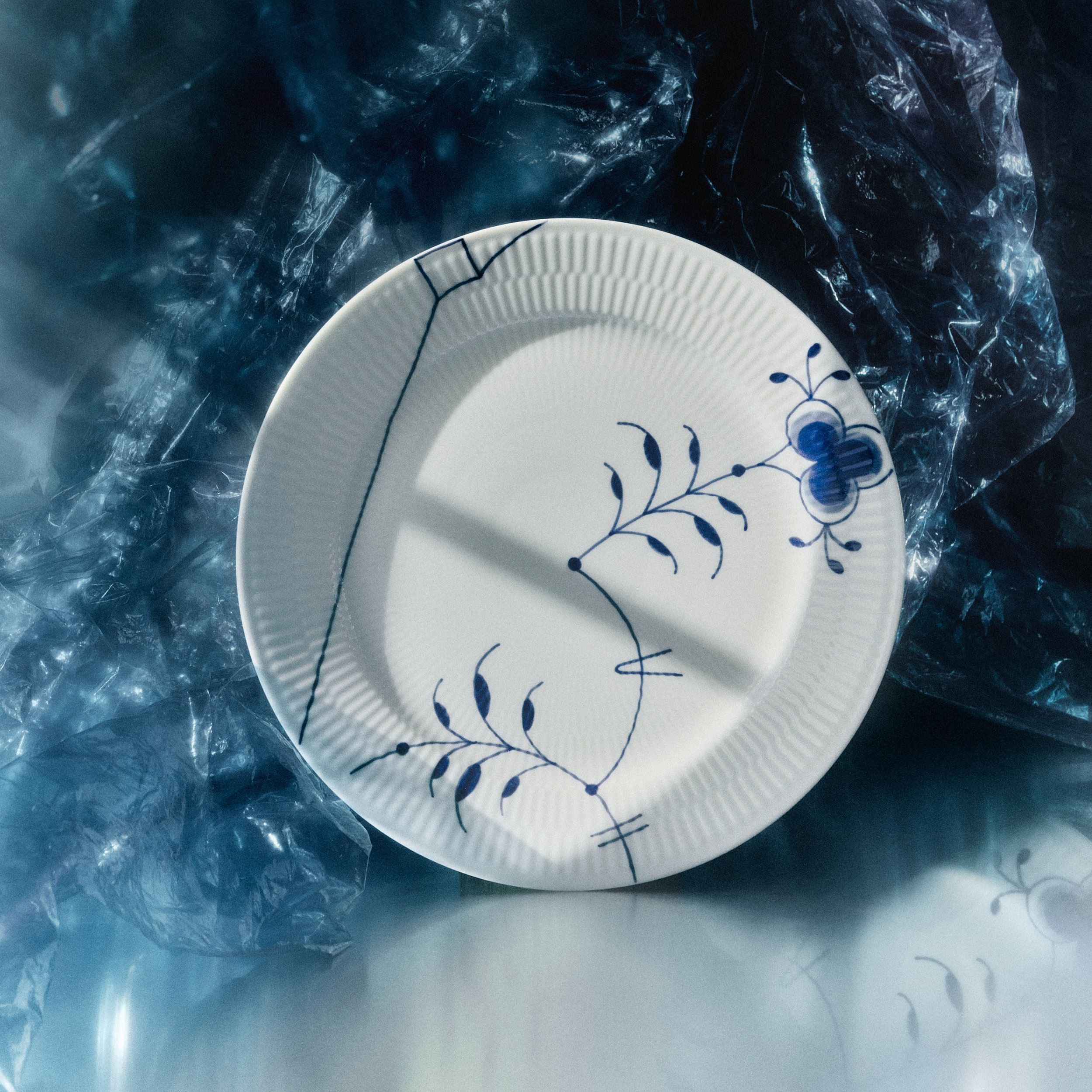 Blue Fluted Mega Plate, Decoration 9, 27 cm | Royal Copenhagen