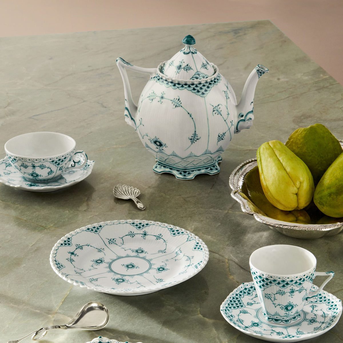 Smaragd Musselmalet Helblonde tekande, 100 cl - Emerald Green Fluted Full Lace Teapot, 100 cl