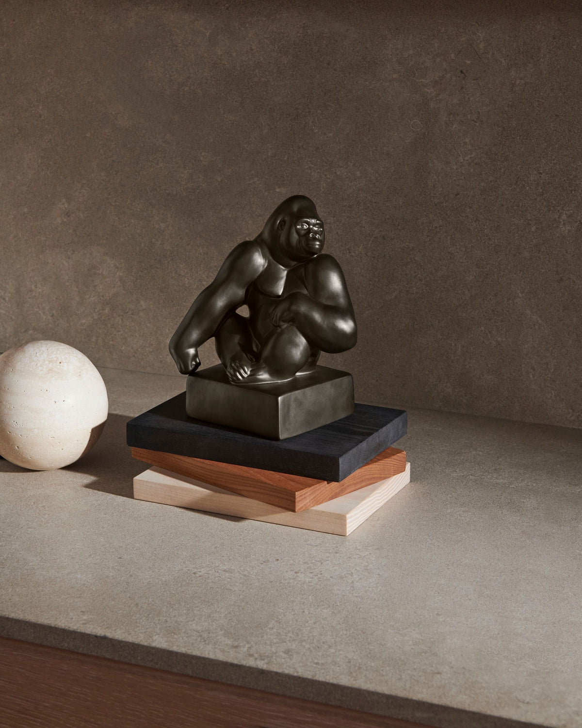 Figurer gorilla med hagen hvilende på skulderen, 20 cm - Figurines Gorilla with Chin Resting on Shoulder, 20 cm