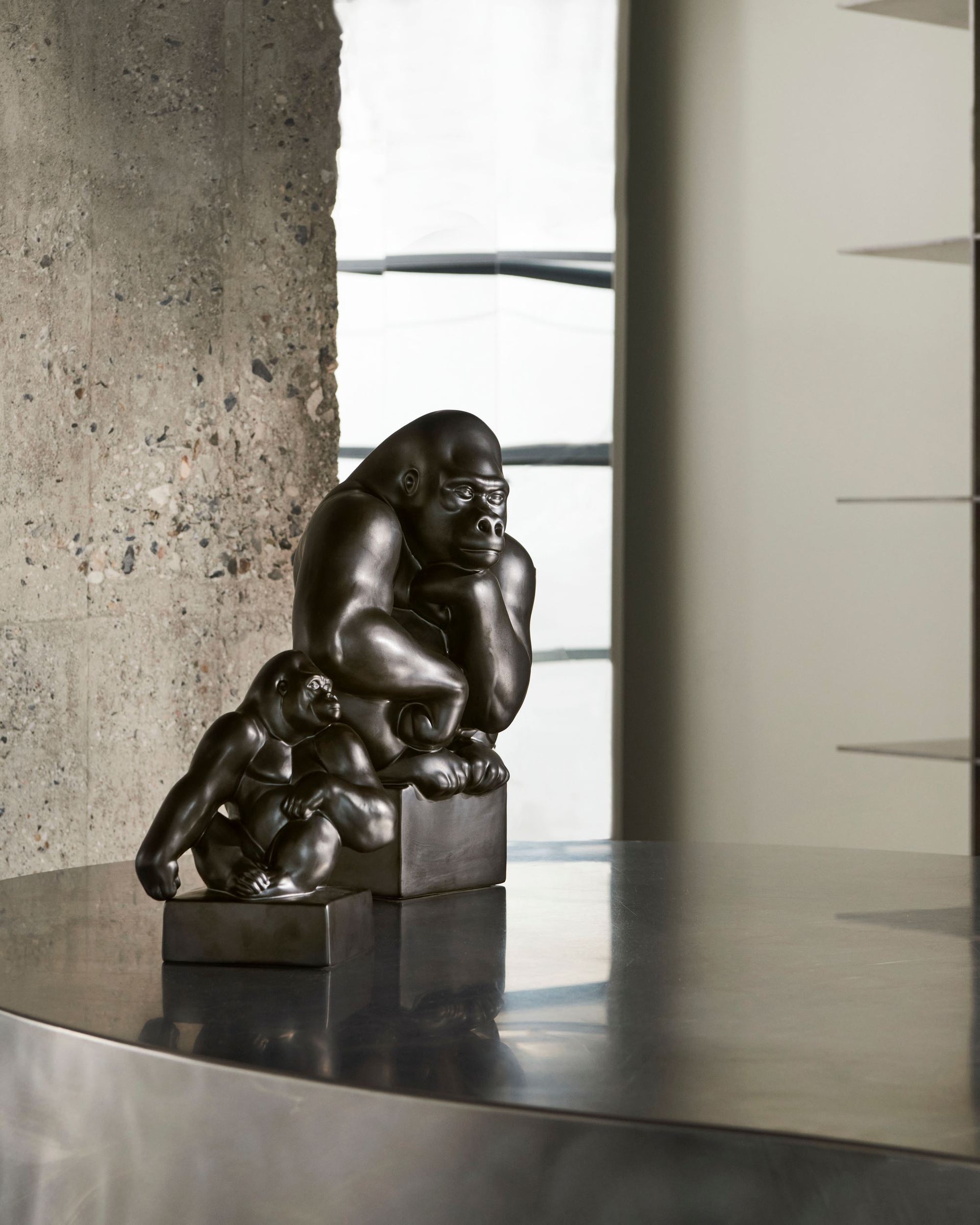 Figurer gorilla med hagen hvilende på skulderen, 20 cm - Figurines Gorilla with Chin Resting on Shoulder, 20 cm