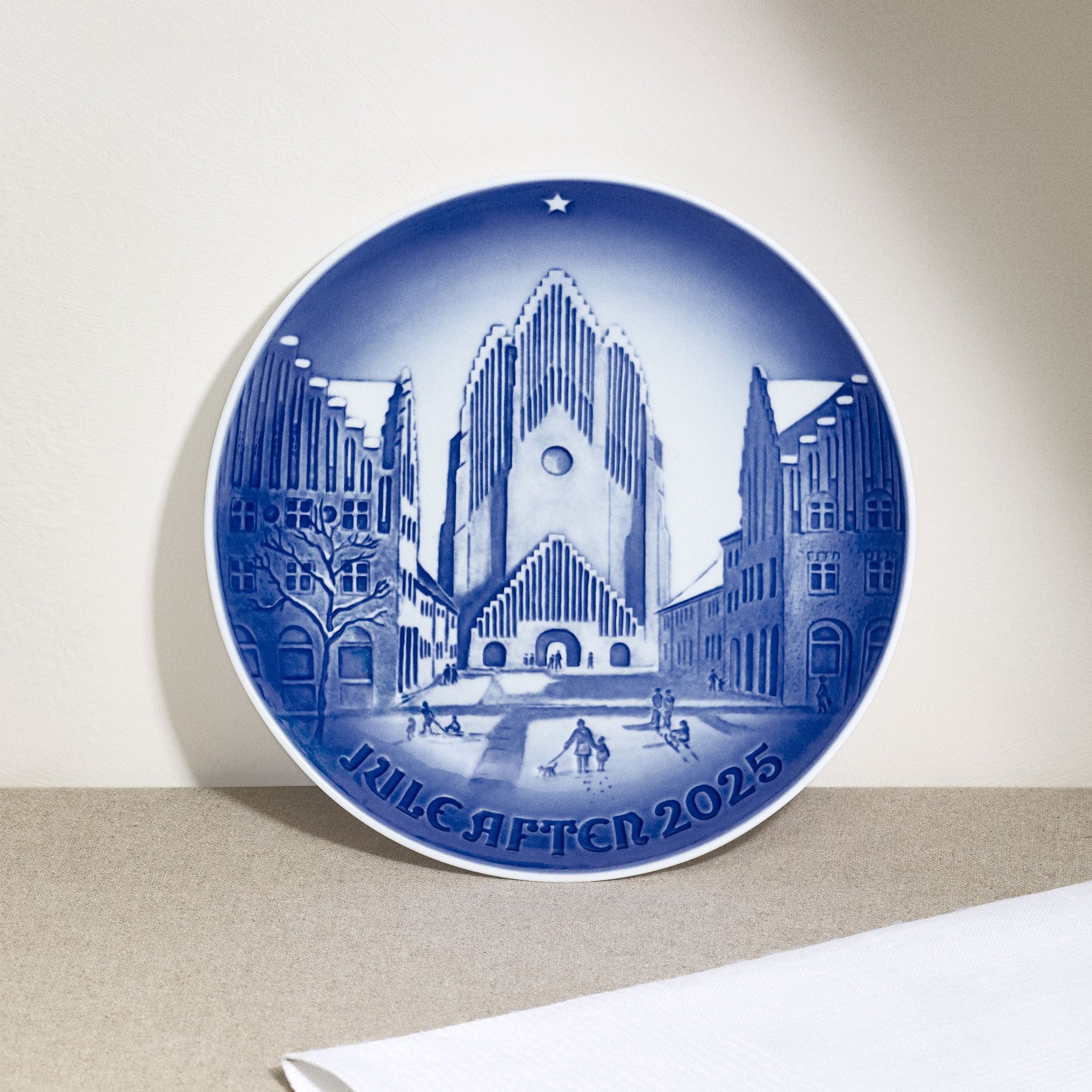 Blue Collectibles Bing & Grøndahl Christmas Plate 2025, Grundtvig's Church, 18 cm - Bing & Grøndahl Christmas Plate 2025, Grundtvig's Church, 18 cm