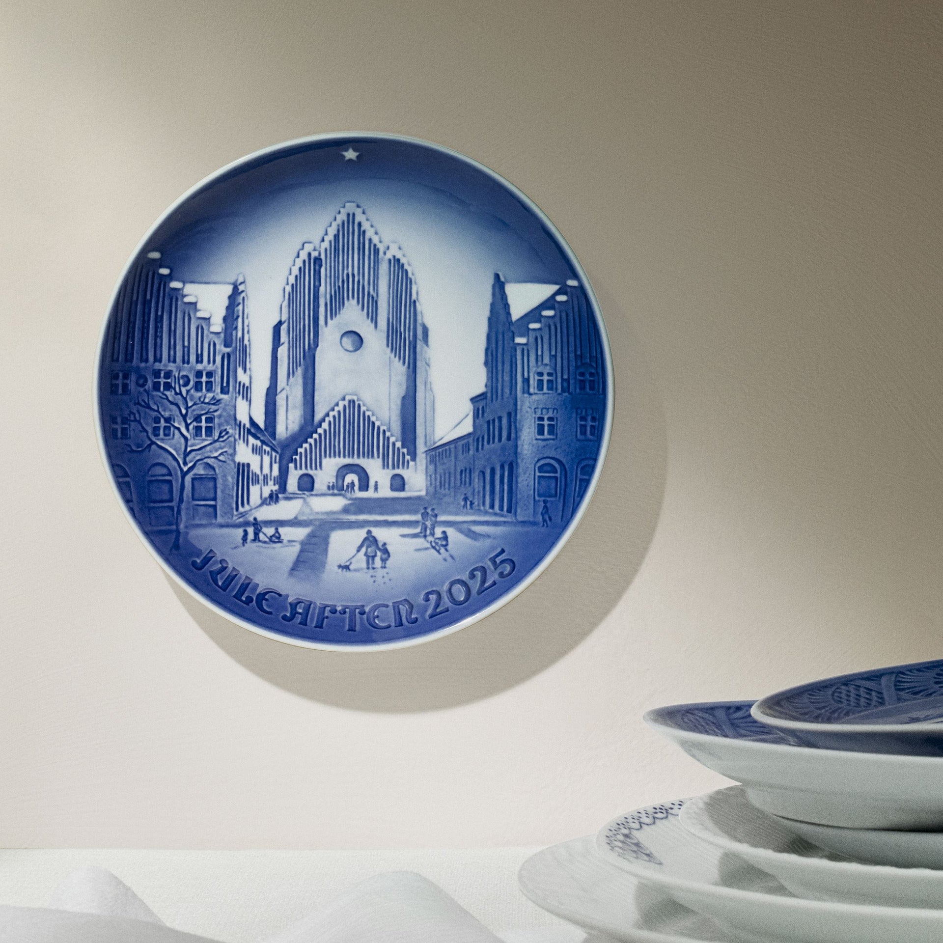 Blue Collectibles Bing & Grøndahl Christmas Plate 2025, Grundtvig's Church, 18 cm - Bing & Grøndahl Christmas Plate 2025, Grundtvig's Church, 18 cm