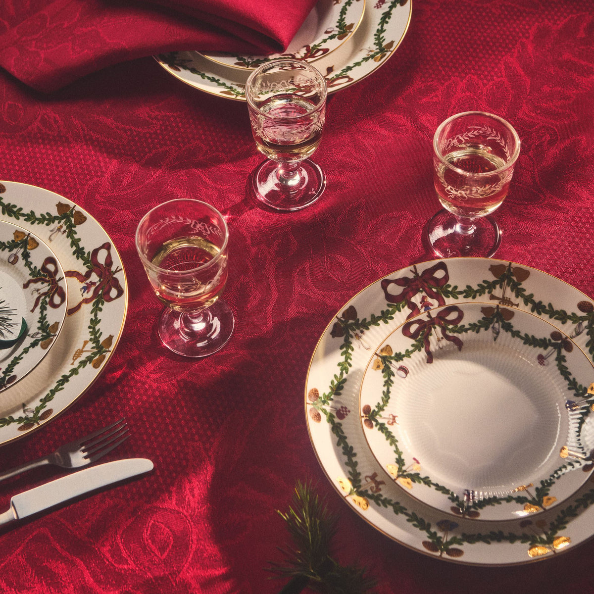 Star Fluted Christmas Tablecloth, Red, 270 x 145 cm