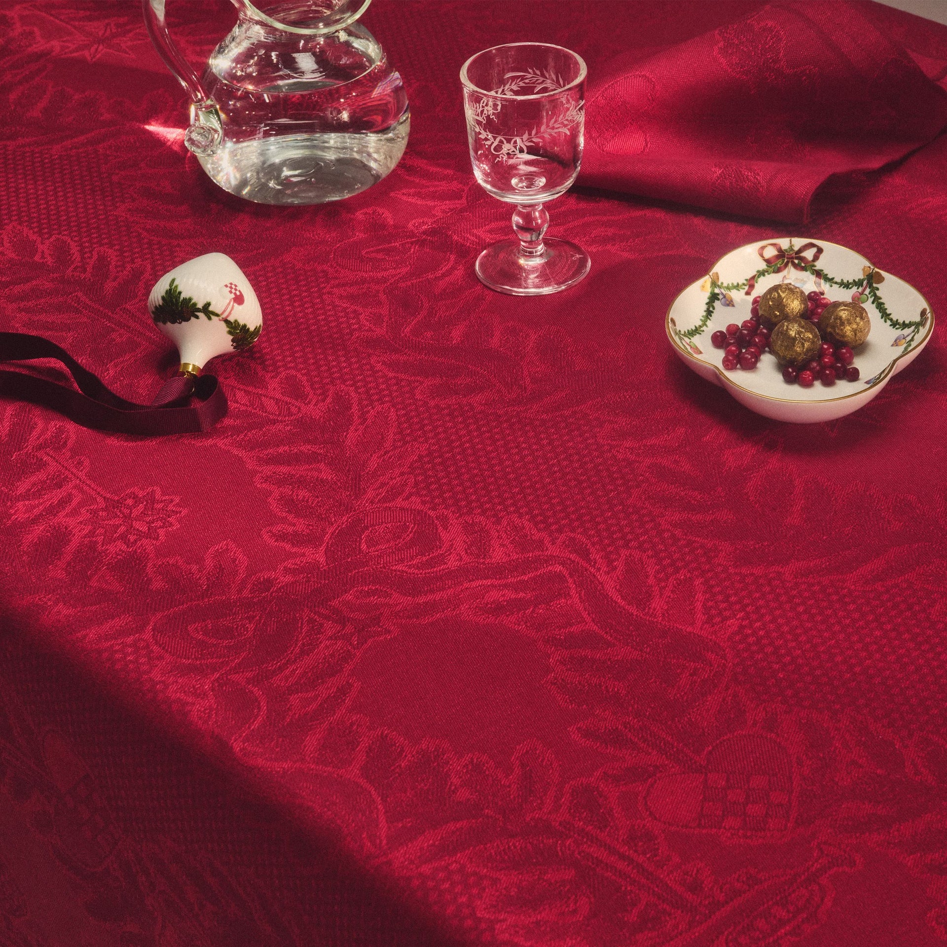 Star Fluted Christmas Tablecloth, Red, 270 x 145 cm