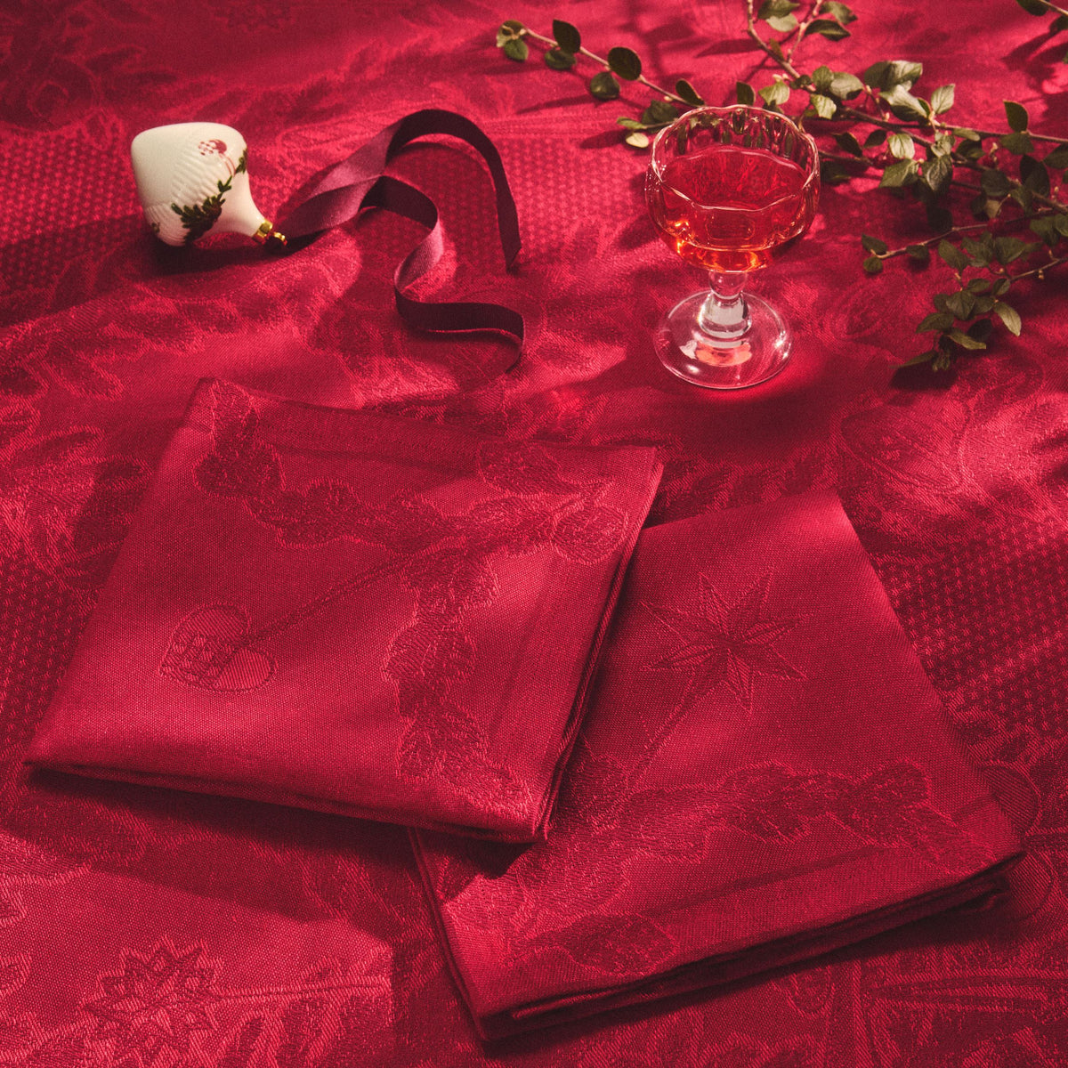 Star Fluted Christmas Tablecloth, Red, 270 x 145 cm