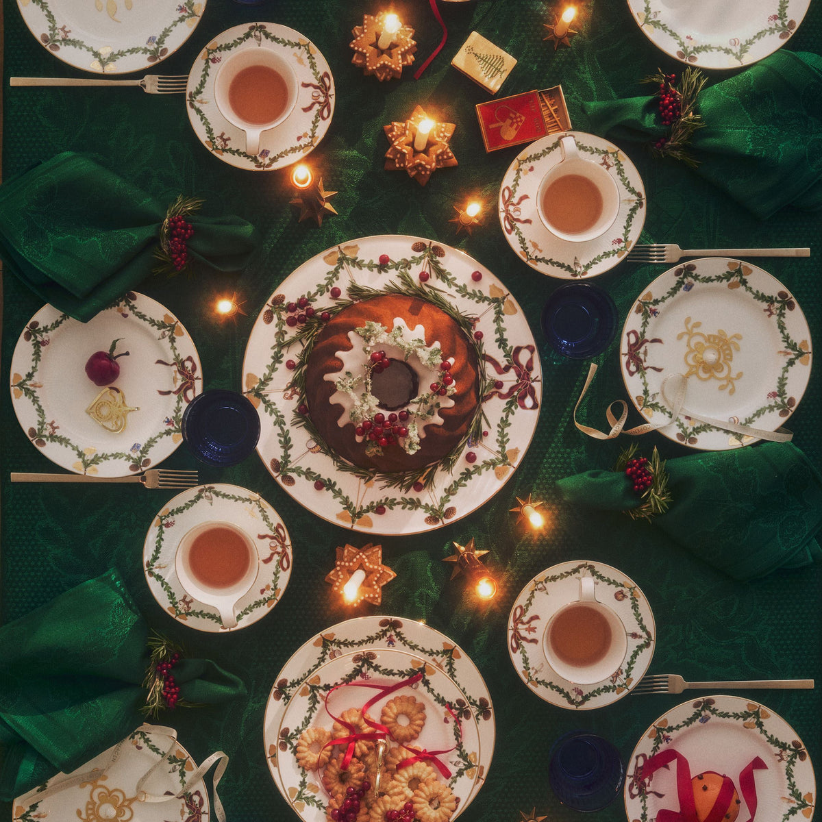 Star Fluted Christmas Tablecloth, Green, 320 x 145 cm