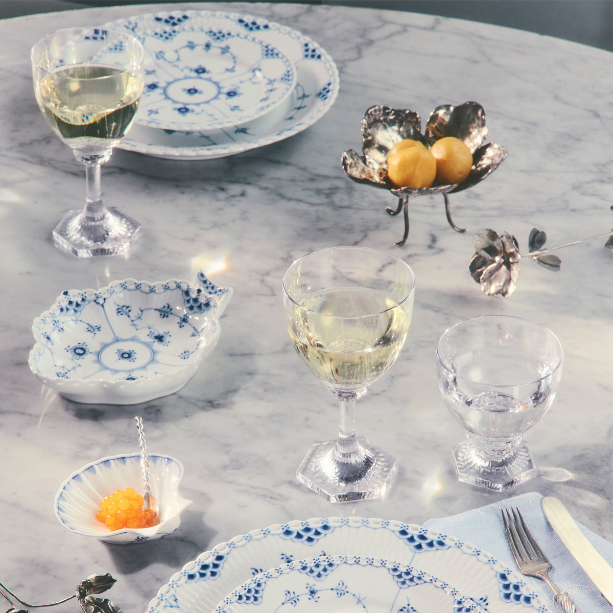 Aurora Wine Glass, 30 cl, 2 pcs - Aurora wine glasses and Blue Fluted Full Lace plates