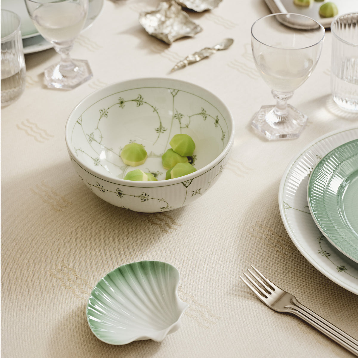 Iris Shell Dish, Green, 10 cm - Green Fluted Plain bowl and Green Iris 