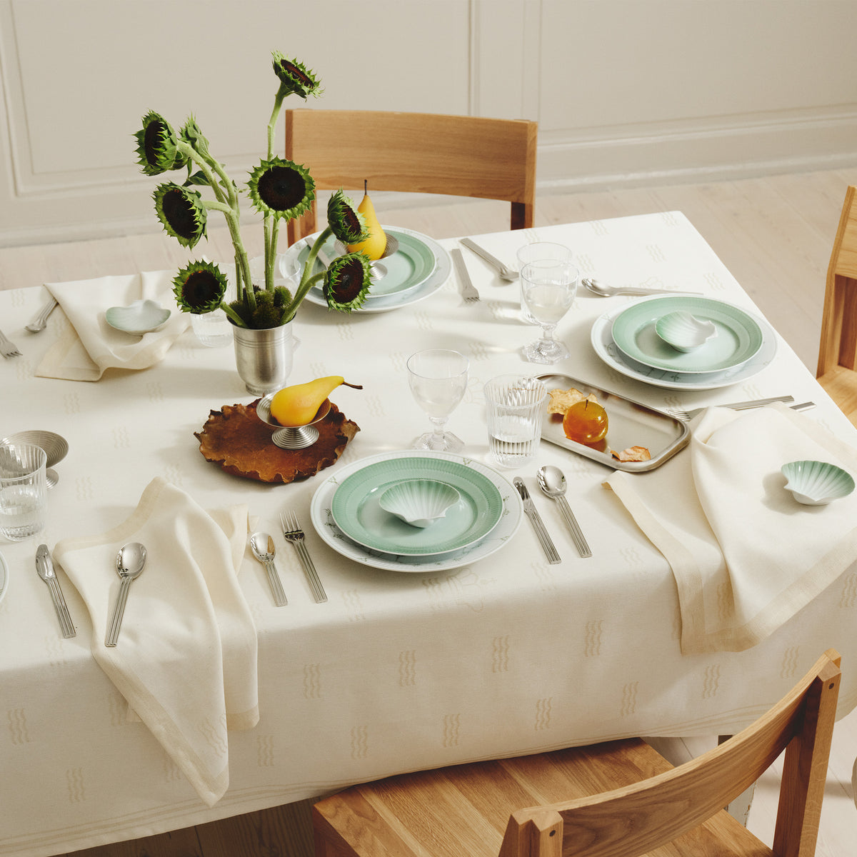 Iris Shell Dish, Green, 10 cm - Table set with white Waves tablecloth and Green Iris 