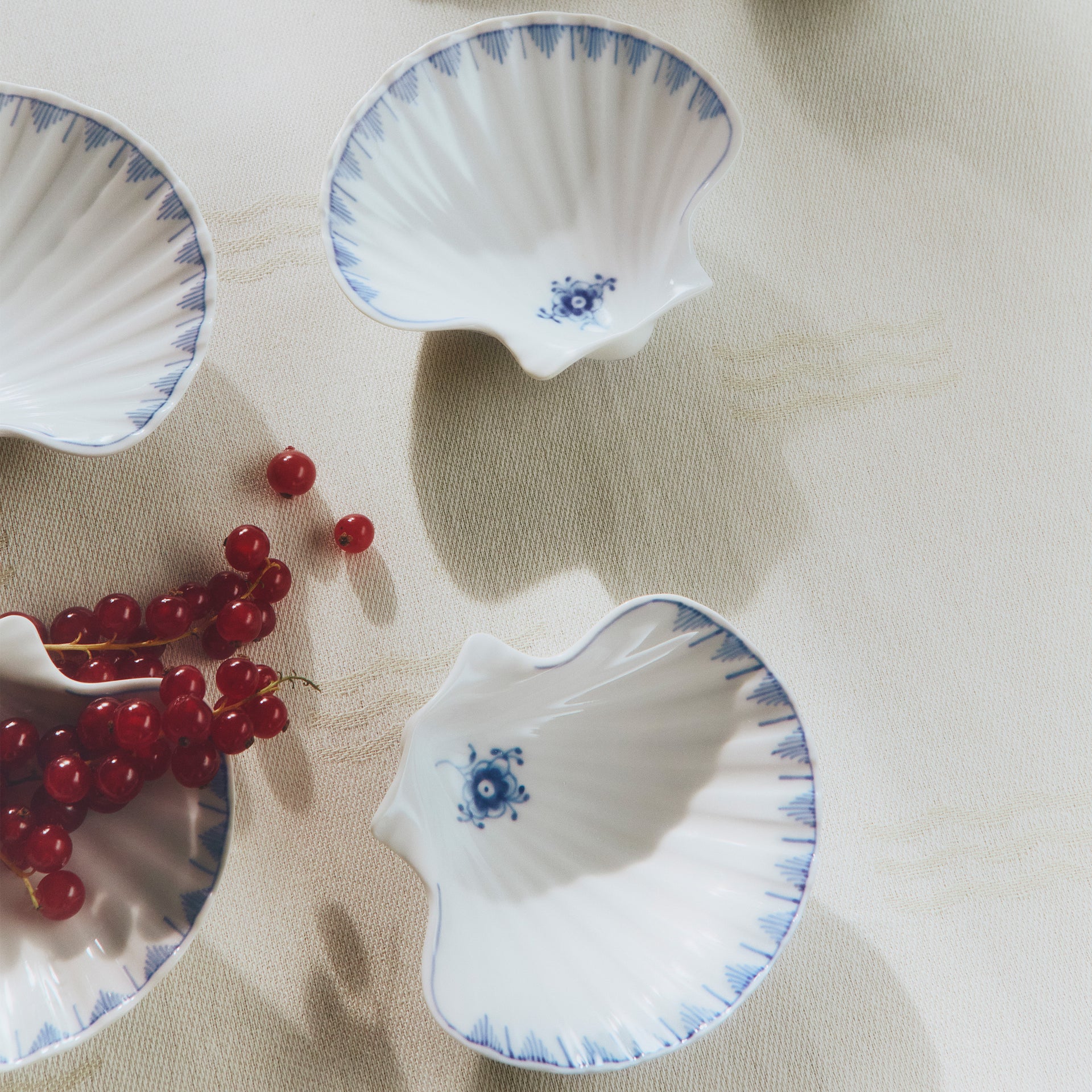 Blue Fluted Plain Shell Dish, 10 cm