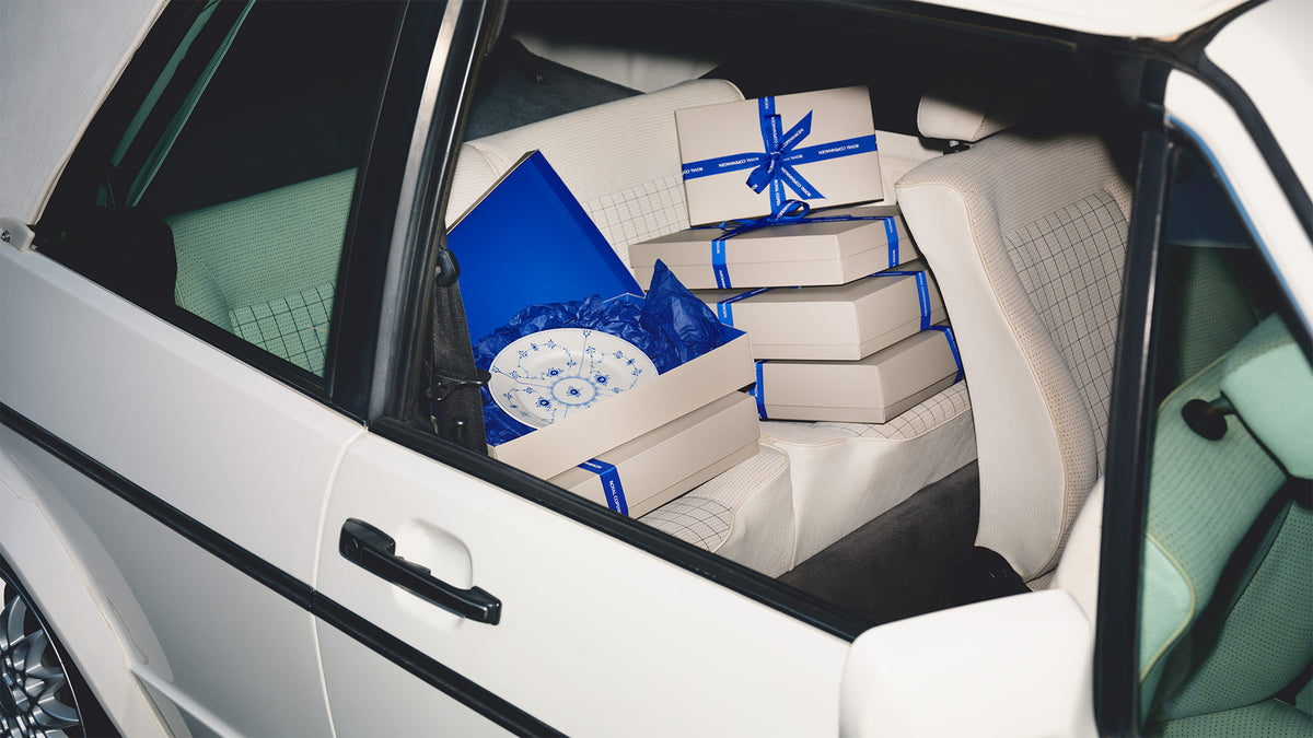 An old car with gifts from Royal Copenhagen in the back seat