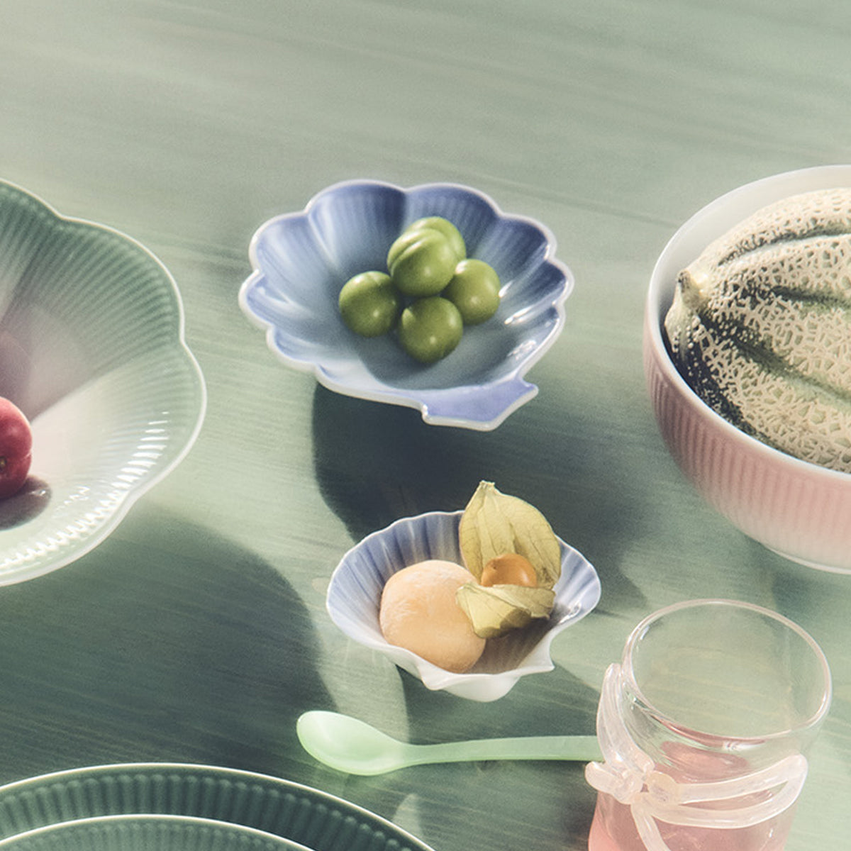 Iris Curl Dish, Blue, 16 cm - Iris products on a breakfast table